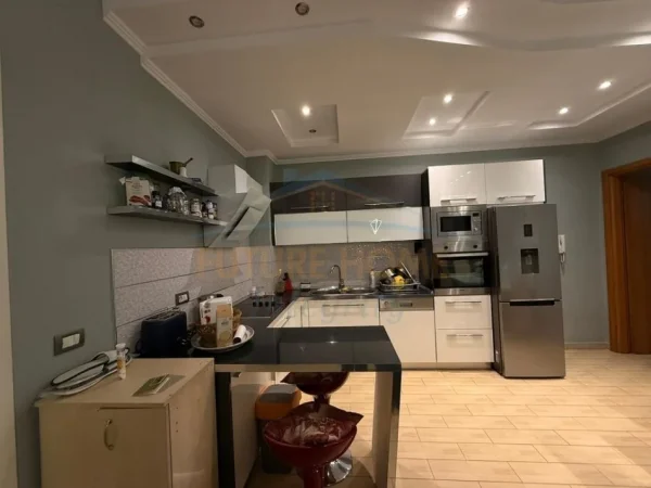 Tirane, shitet apartament 2+1+Ballkon Kati 4, 86 m² 229.000 € (Pazari I Ri)