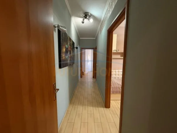Tirane, shitet apartament 2+1+Ballkon Kati 4, 86 m² 229.000 € (Pazari I Ri)