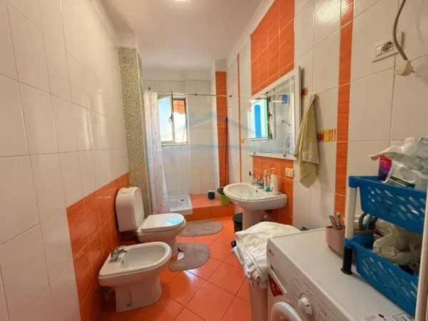 Tirane, shitet apartament 2+1+Ballkon Kati 4, 86 m² 229.000 € (Pazari I Ri)
