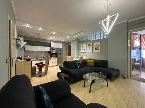 Tirane, shitet apartament 2+1+Ballkon Kati 4, 86 m² 229.000 € (Pazari I Ri)