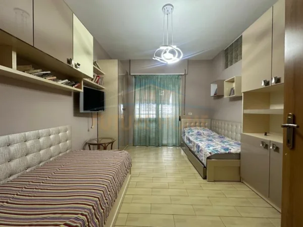 Tirane, shitet apartament 2+1+Ballkon Kati 4, 86 m² 229.000 € (Pazari I Ri)
