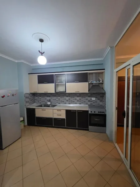 Tirane, jepet me qera apartament 2+1+Ballkon Kati 4, 114 m² 350 € (Rruga at zef pellumbi, mezez- kashar,)