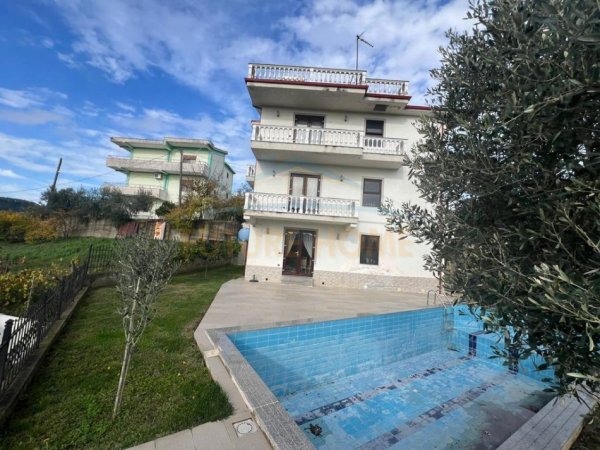 Tirane, shitet Vile , 351 m² 600.000 €