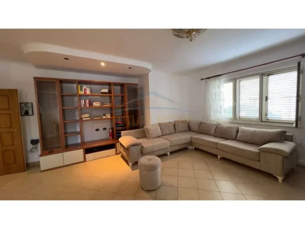 Tirane, jepet me qera apartament 2+1+Ballkon Kati 4, 128 m² 830 € (Liqeni Artificial)