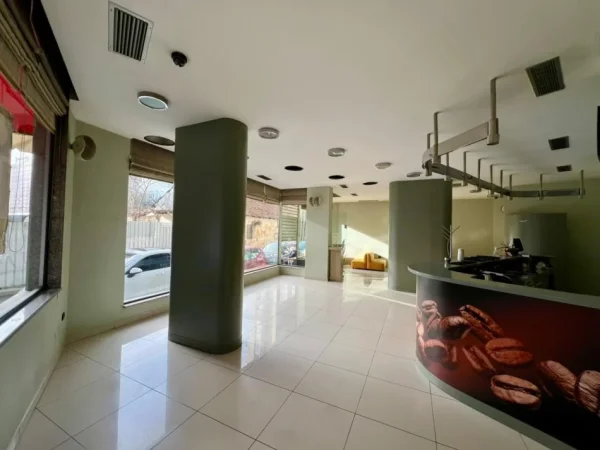 Tirane, jepet me qera ambjent biznesi Kati 0, 85 m² 1.200 € (Rruga Kajo Karafili)