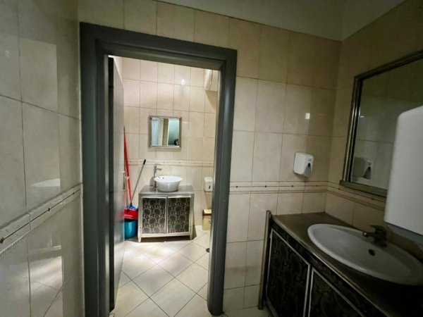 Tirane, jepet me qera ambjent biznesi Kati 0, 85 m² 1.600 € (Rruga Kajo Karafili)