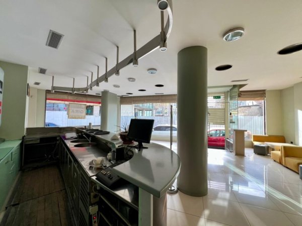 Tirane, jepet me qera ambjent biznesi Kati 0, 85 m² 1.600 € (Rruga Kajo Karafili)