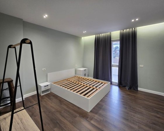 Tirane, jepet me qera apartament 2+1 Kati 2, 120 m² 550 € (Kopshti Botanik)