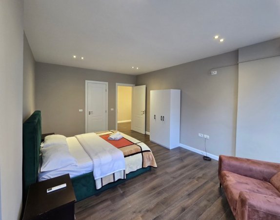 Tirane, jepet me qera apartament 2+1 Kati 2, 120 m² 550 € (Kopshti Botanik)