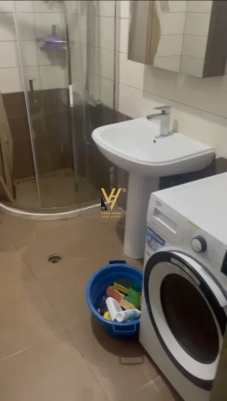 Tirane, jepet me qera apartament 2+1+Ballkon Kati 5, 98 m² 450 € (FRESK)