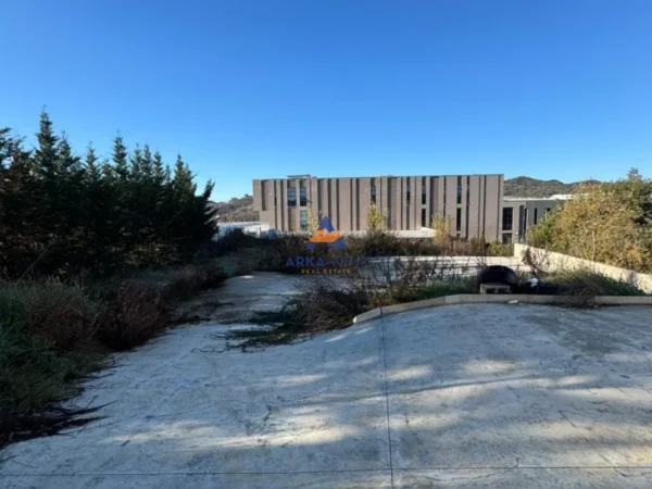 Tirane, shitet toke , 2.000 m² 