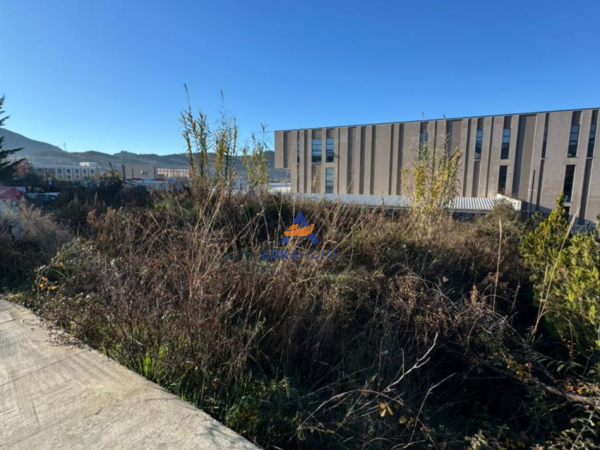 Tirane, shitet toke , 2.000 m² 