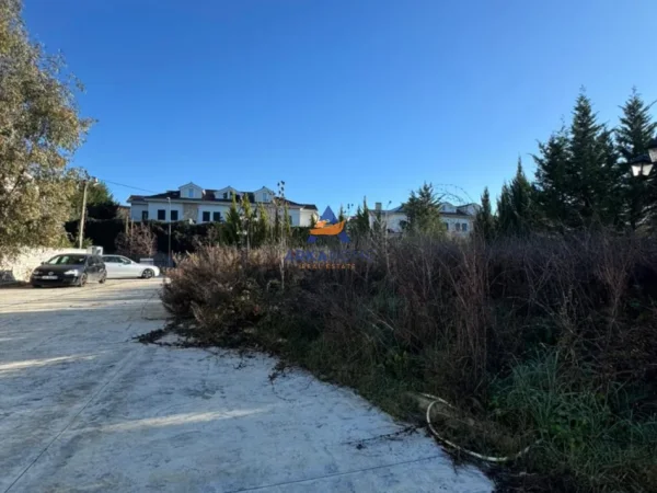 Tirane, shitet toke , 2.000 m² 