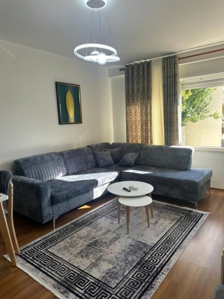 Tirane, jepet me qera apartament 1+1+Ballkon Kati 6, 60 m² 700 € (KOMUNA E PARISIT)