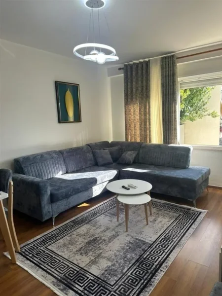 Tirane, jepet me qera apartament 1+1+Ballkon Kati 6, 60 m² 700 € (KOMUNA E PARISIT)