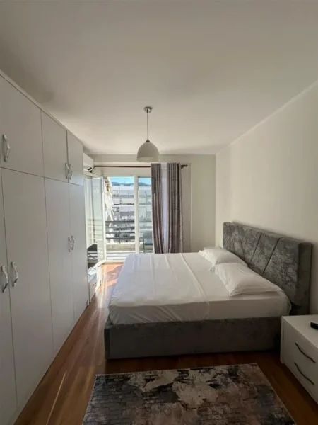 Tirane, jepet me qera apartament 1+1+Ballkon Kati 6, 60 m² 700 € (KOMUNA E PARISIT)