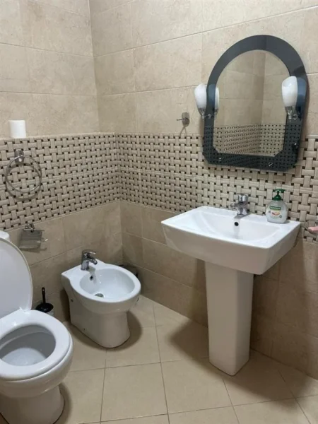 Tirane, jepet me qera apartament 1+1+Ballkon Kati 6, 60 m² 700 € (KOMUNA E PARISIT)