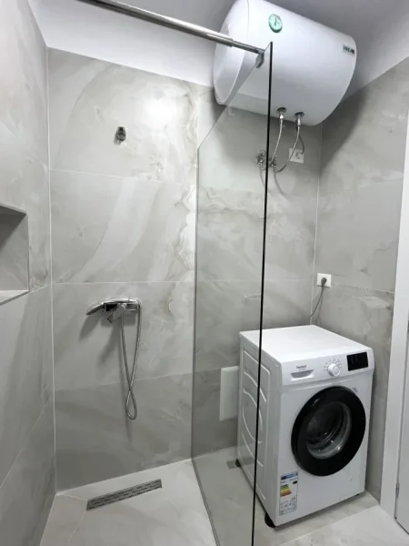 Durres, jepet me qera apartament 1+1 Kati 6, 62 m² (Lagjia 13, Plazh) me ashensor, afer Hotel Horizont