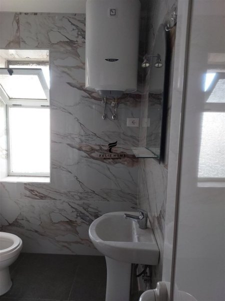 Tirane, jepet me qera zyre Kati 1, 60 m² 600 € (RRUGA BARDHYL)