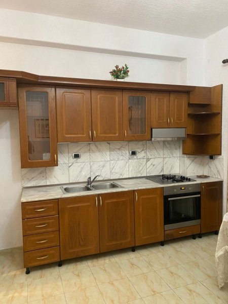Tirane, jepet me qera apartament 2+1 , 80 m² 400 € 