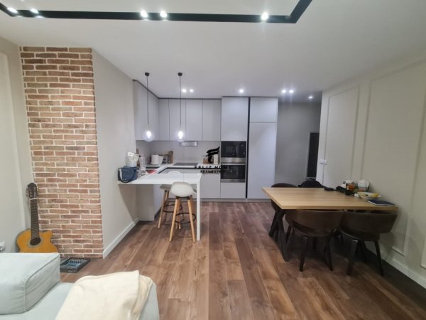 Tirane, jepet me qera apartament 1+1 , 500 € (YZBERISHT)