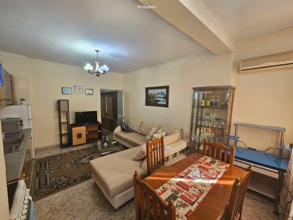 Tirane, jepet me qera apartament 1+1+Ballkon Kati 8, 65 m² 500 € (rruga e kavajes)