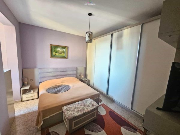 Tirane, jepet me qera apartament 1+1+Ballkon Kati 8, 65 m² 500 € (rruga e kavajes)