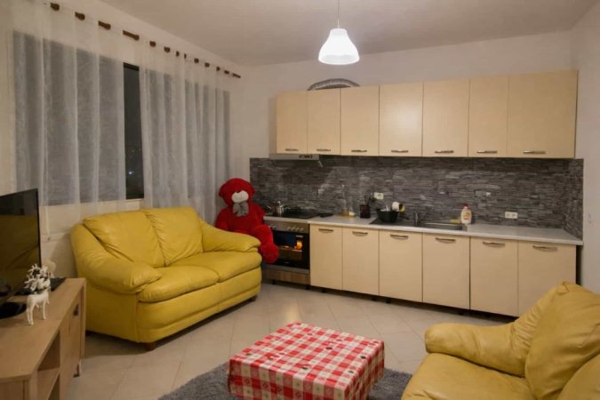 Tirane, jepet me qera apartament 1+1 Kati 3, 77 m² 400 € (Rruga Astrit Losha)