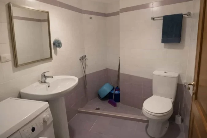 Tirane, jepet me qera apartament 1+1 Kati 3, 77 m² 400 € (Rruga Astrit Losha)