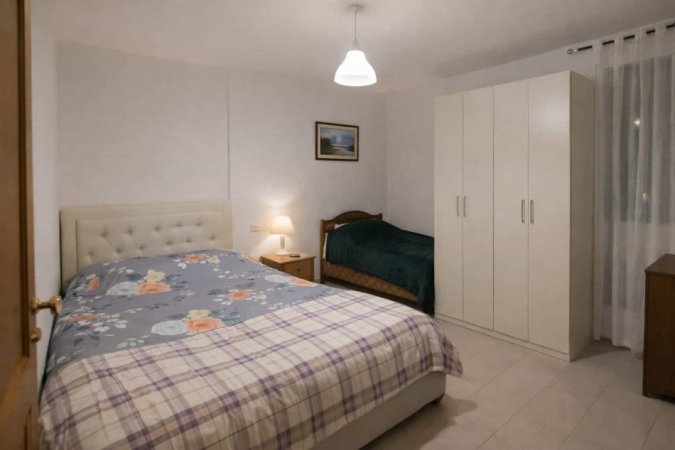 Tirane, jepet me qera apartament 1+1 Kati 3, 77 m² 400 € (Rruga Astrit Losha)