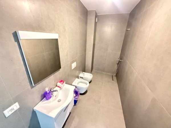 Tirane, jepet me qera apartament 1+1 Kati 8, 82 m² 182.000 € (Rruga 5 Maj)