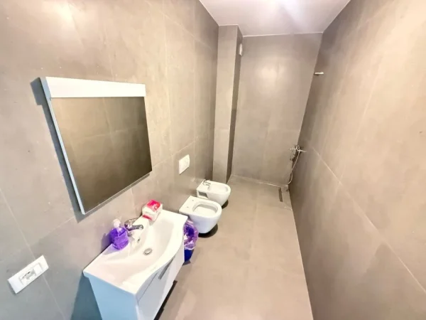 Tirane, jepet me qera apartament 1+1 Kati 8, 82 m² 182.000 € (Rruga 5 Maj)