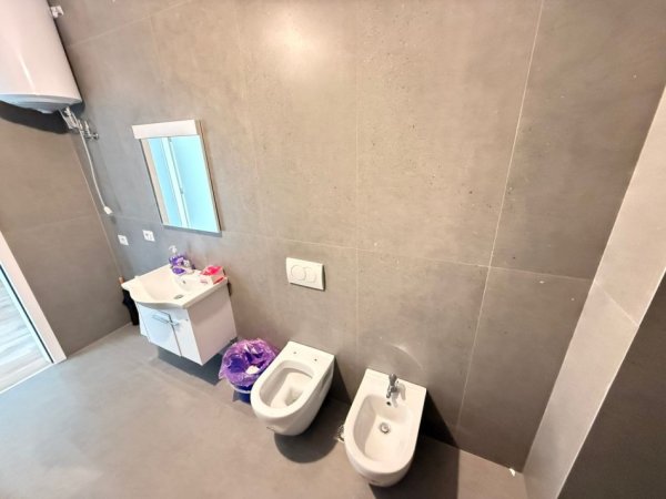 Tirane, jepet me qera apartament 1+1 Kati 8, 82 m² 182.000 € (Rruga 5 Maj)