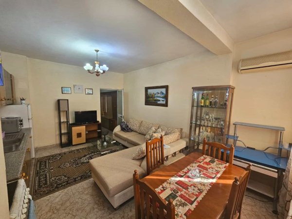 Tirane, jepet me qera apartament 1+1 Kati 8, 65 m² 500 € (Rruga e Kavajes)