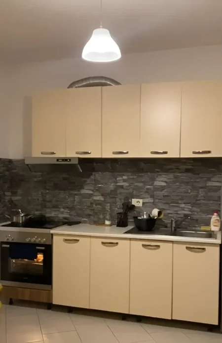 Tirane, jepet me qera apartament 1+1+Ballkon Kati 3, 77 m² 400 € (Astir (afer rrethit))