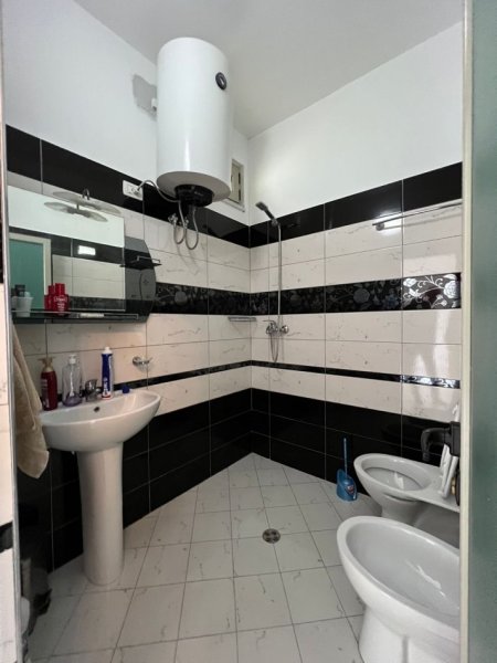 Tirane, jepet me qera garsonier 1+1 Kati 1, 23 m² 350 € (Vaqarr)