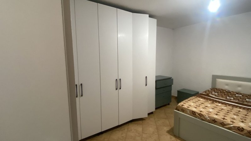 Tirane, jepet me qera apartament 1+1+Ballkon Kati 1, 65 m² 350 € (Kombinat)