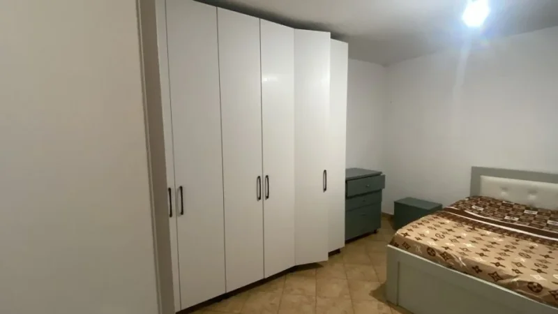Tirane, jepet me qera apartament 1+1+Ballkon Kati 1, 65 m² 350 € (Kombinat)