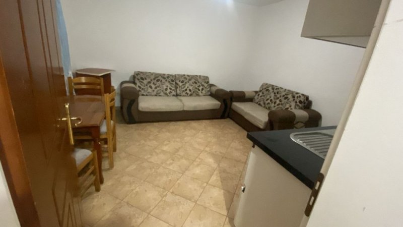 Tirane, jepet me qera apartament 1+1+Ballkon Kati 1, 65 m² 350 € (Kombinat)
