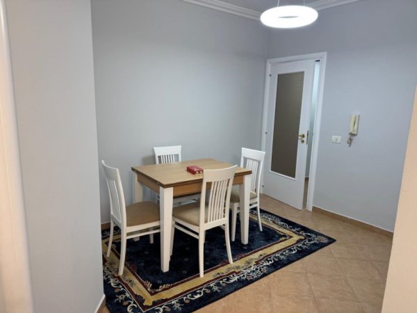 Tirane, jepet me qera apartament 2+1+Ballkon Kati 7, 80 m² 