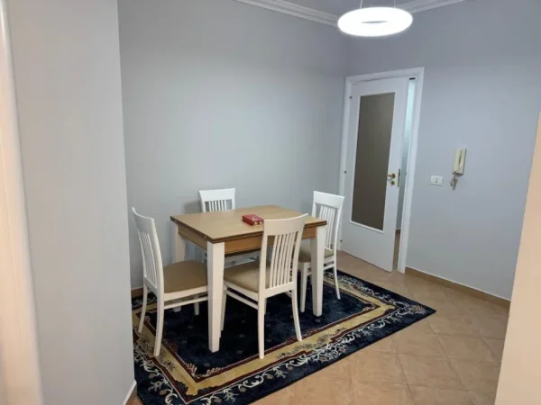 Tirane, jepet me qera apartament 2+1+Ballkon Kati 7, 80 m² 
