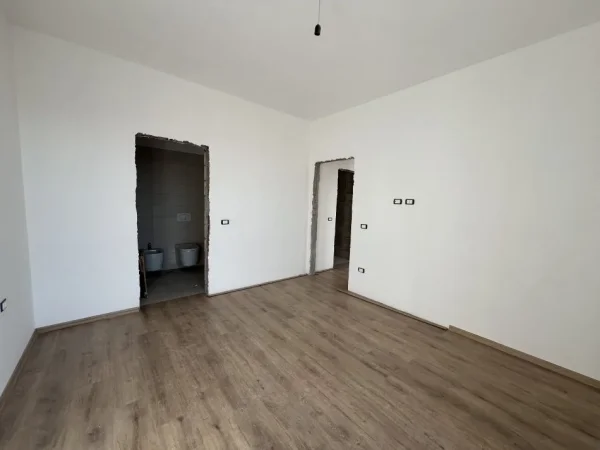 Tirane, shitet apartament 2+1+Ballkon Kati 9, 92 m² 175.000 € (Rruga Egnatia)