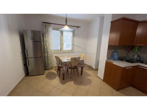 Tirane, jepet me qera apartament 2+1+Ballkon Kati 4, 128 m² 830 € (Liqeni Artificial)