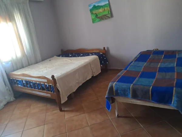 Tirane, jepet me qera Vile 1+1 Kati 1, 55 m² (200 m posht Kompleksit Grand)