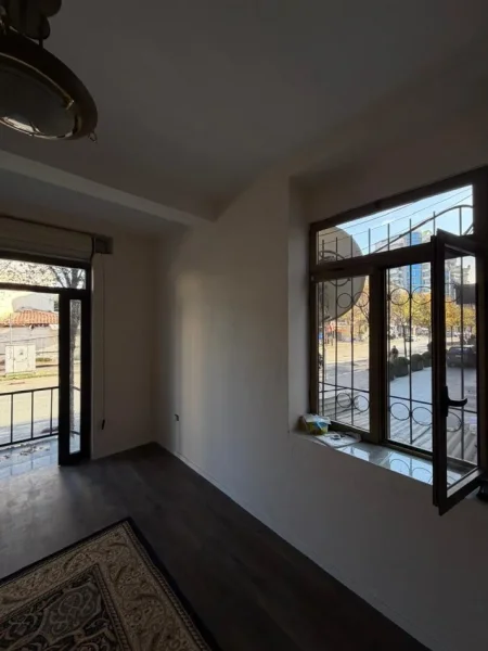 Tirane, jepet me qera dyqan Kati 0, 73 m² 1.200 € 