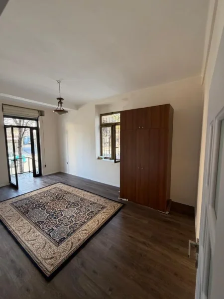 Tirane, jepet me qera dyqan Kati 0, 73 m² 1.200 € 