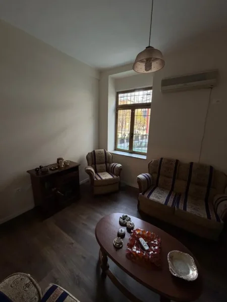 Tirane, jepet me qera dyqan Kati 0, 73 m² 1.200 € 
