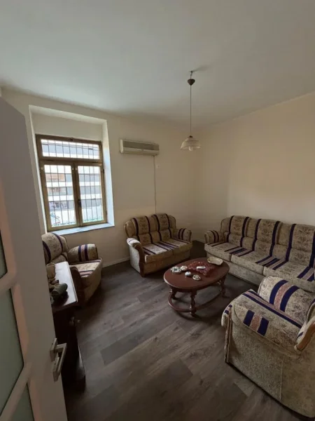 Tirane, jepet me qera dyqan Kati 0, 73 m² 1.200 € 