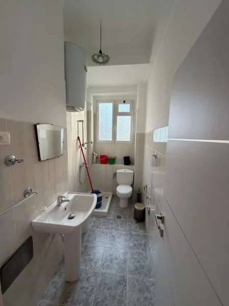 Tirane, jepet me qera dyqan Kati 0, 73 m² 1.200 € 