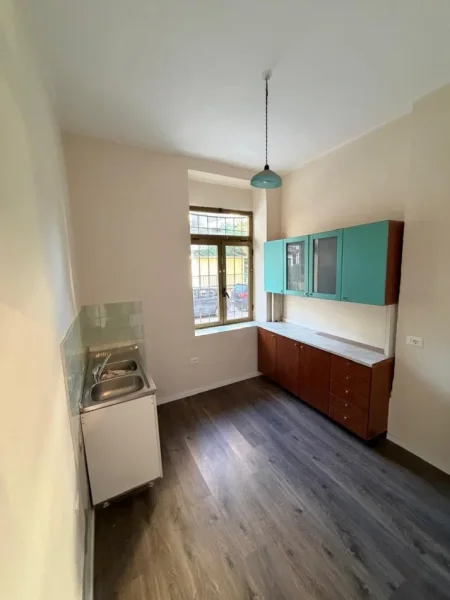 Tirane, jepet me qera dyqan Kati 0, 73 m² 1.200 € 